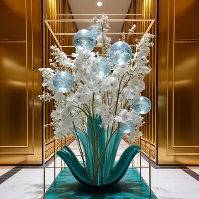 Installation florale lobby hôtel de luxe Paris